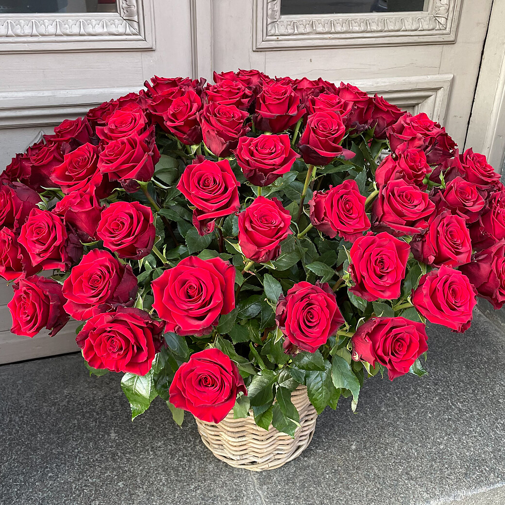 101 sarkana roze grozā