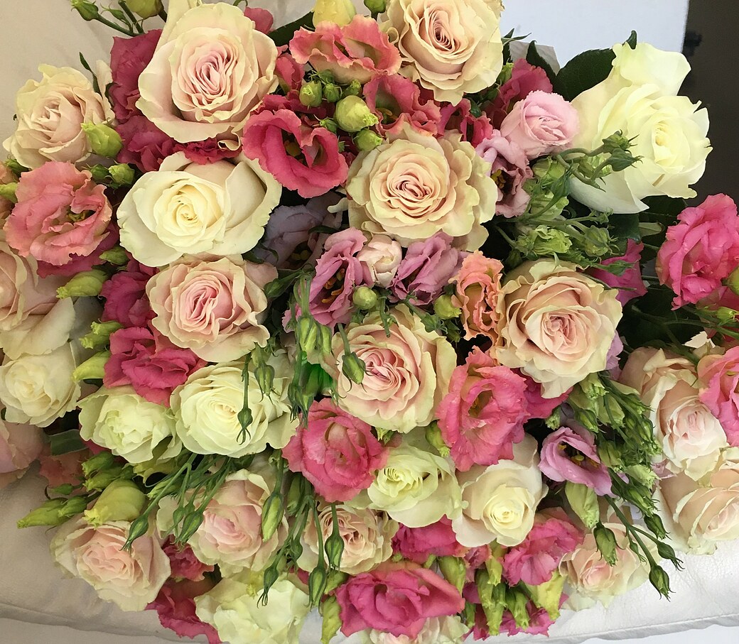 Bouquet of rose-lisianthus