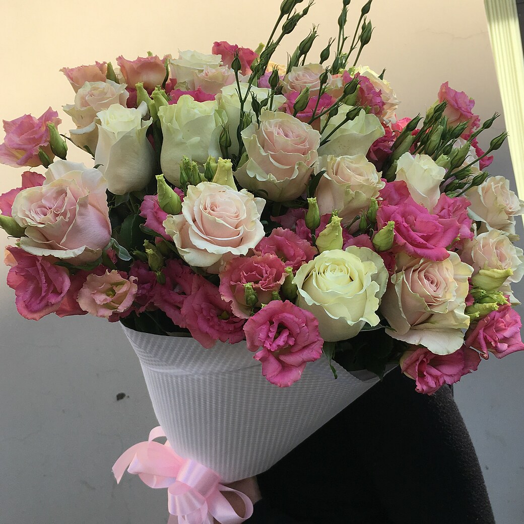 Bouquet of rose-lisianthus