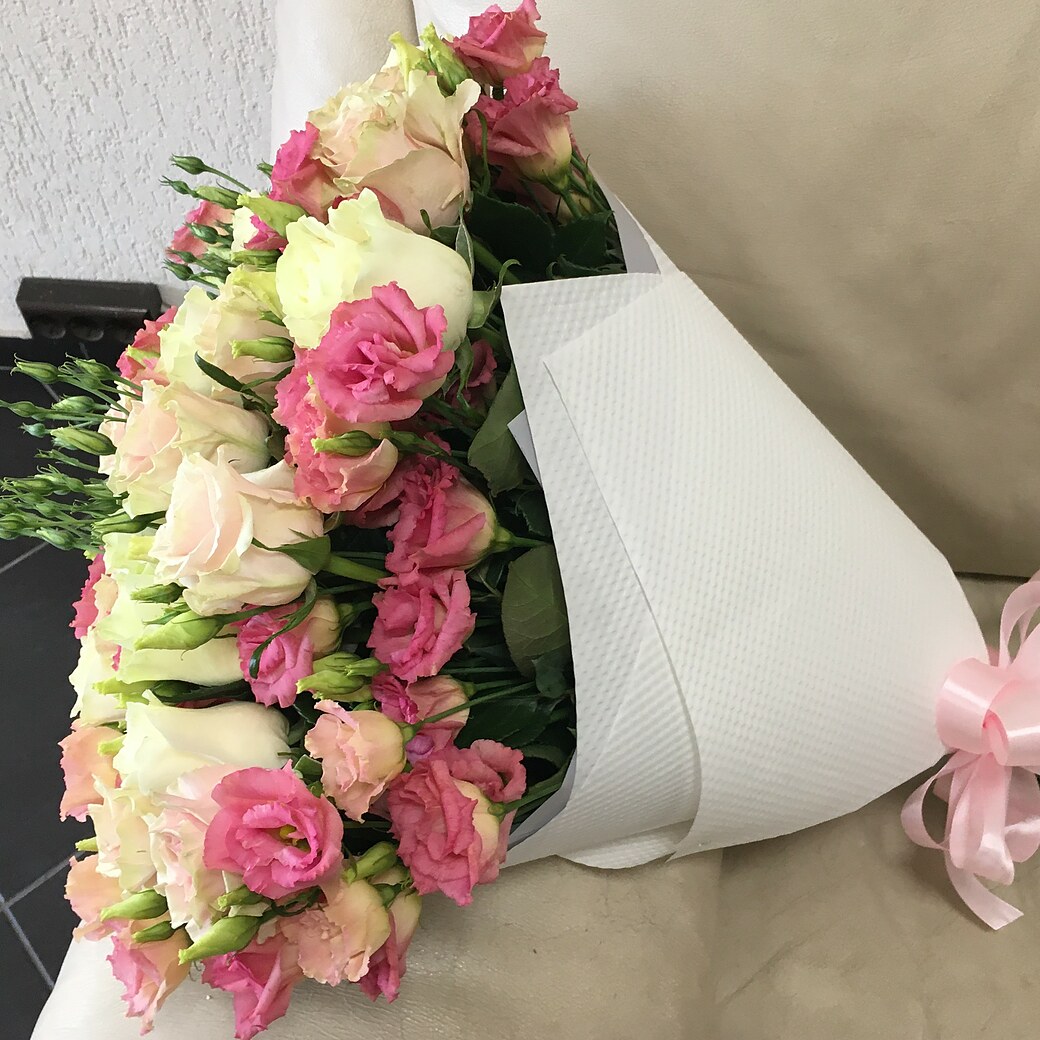 Bouquet of rose-lisianthus
