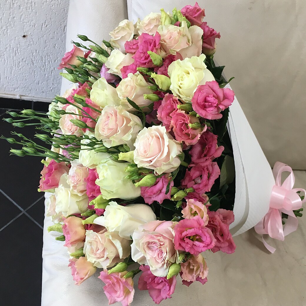 Bouquet of rose-lisianthus