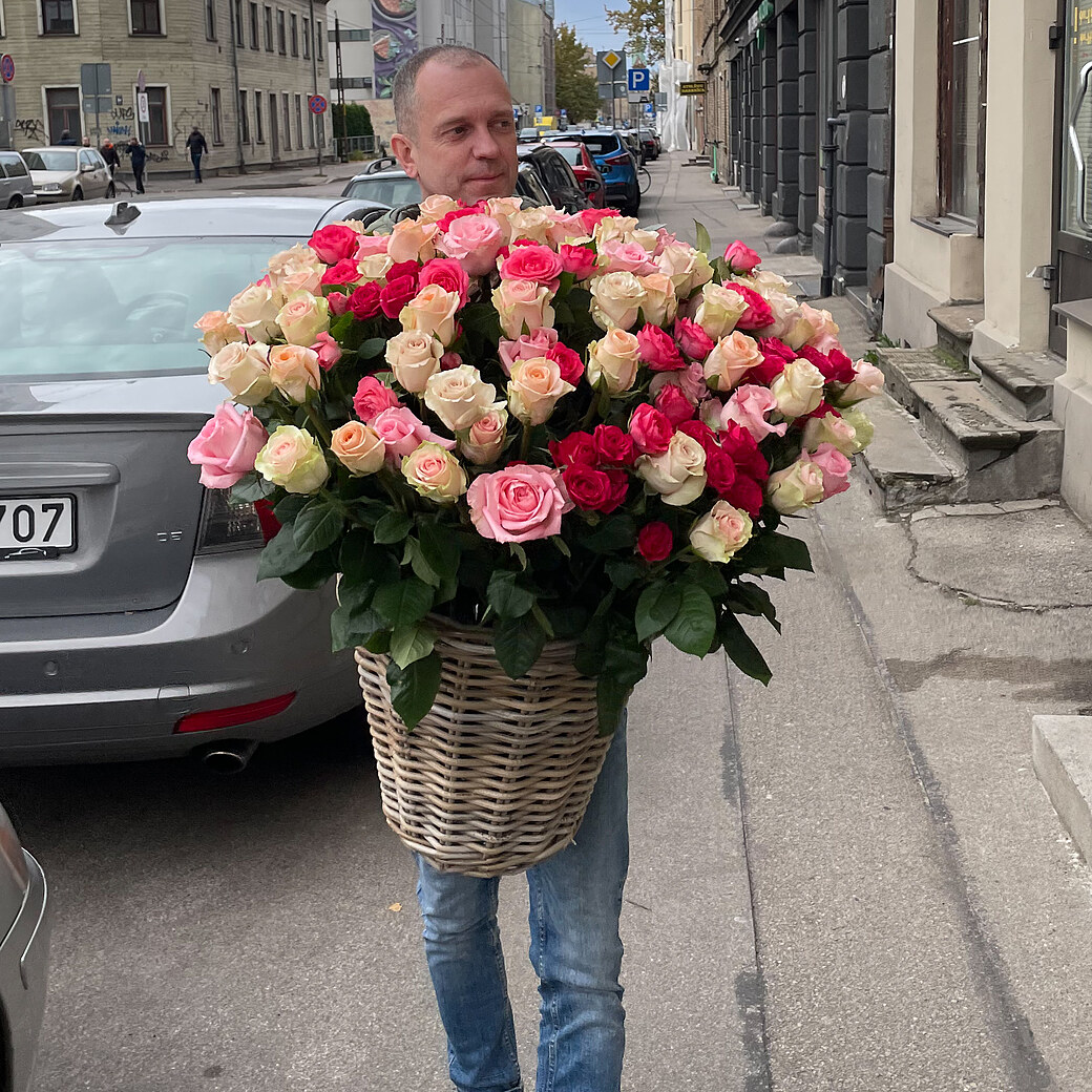 101 разноцветная роза в корзине