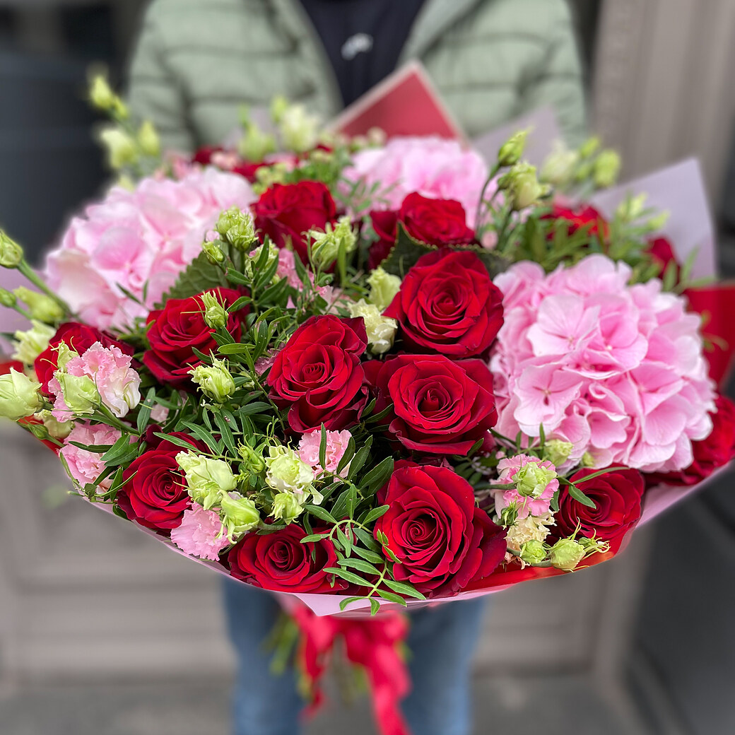 ​Red roses and pink hydrangeas