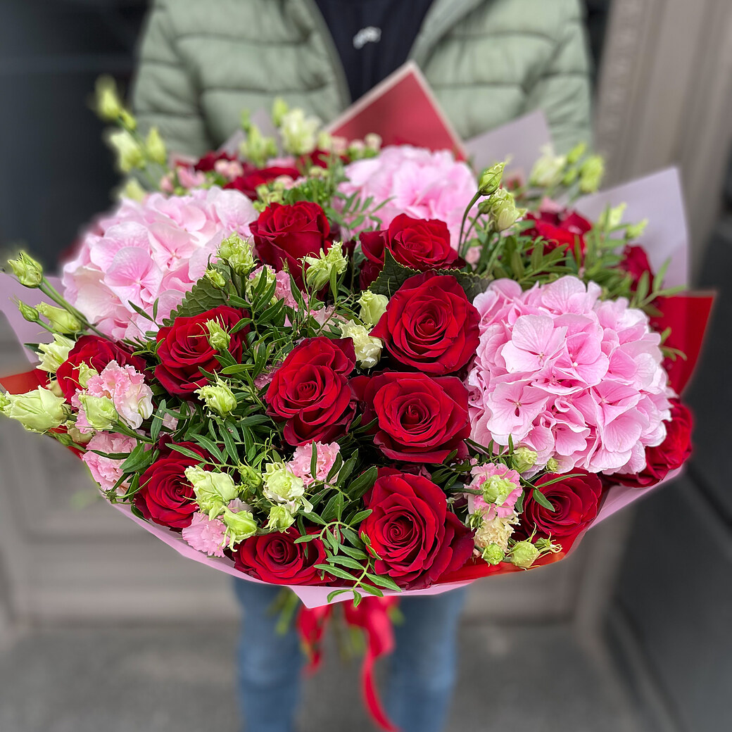 ​Red roses and pink hydrangeas