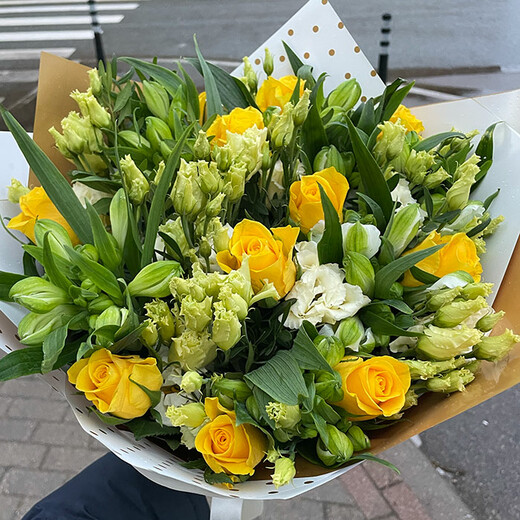 Roses and alstroemeria bouquet