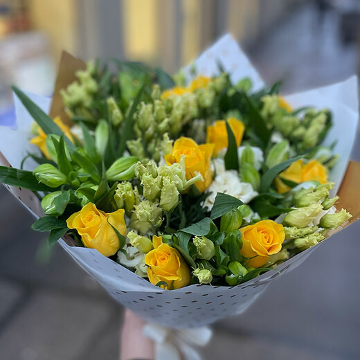 Roses and alstroemeria bouquet