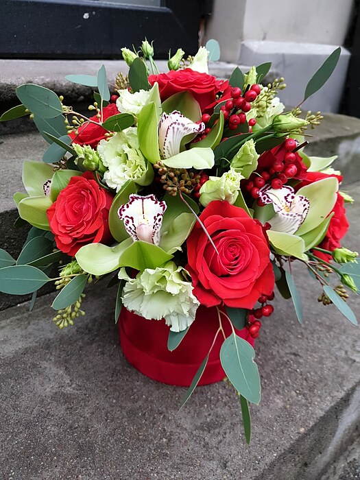 Flower composition in the red velvet box