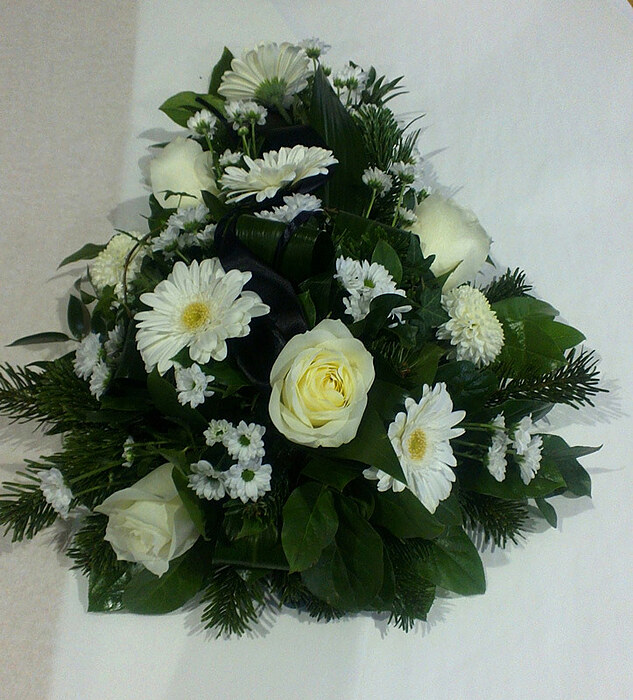 Bēru &scaron;trauss (baltas rozes, gerberas, krizantēmas)