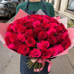 51 sarkana un aveņu krāsas roze