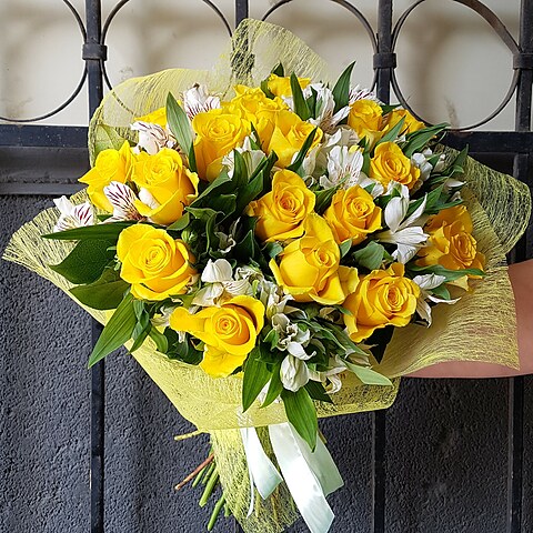 Roses and alstroemeria bouquet