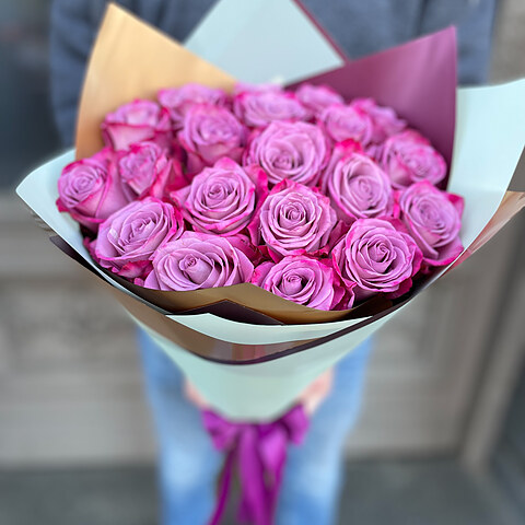 Violetas rozes dekoratīvā iepakojumā