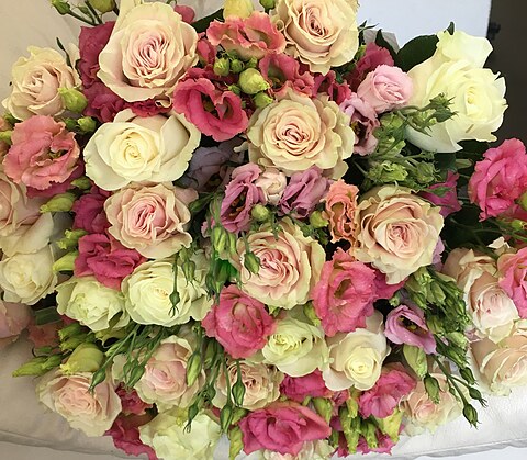 Bouquet of rose-lisianthus