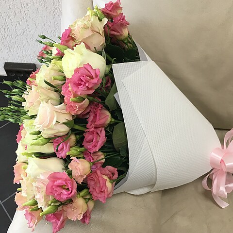 Bouquet of rose-lisianthus