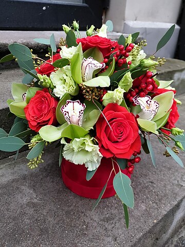 Flower composition in the red velvet box