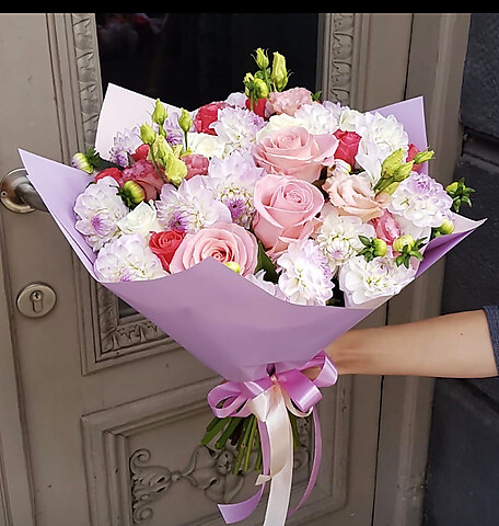 Bouquet of dahlias, roses and lisianthus in soft tones