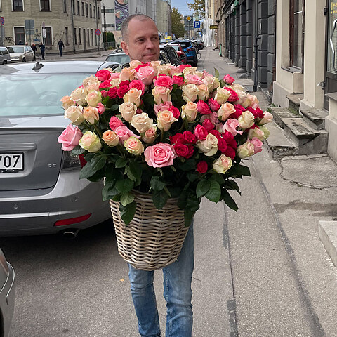 101 разноцветная роза в корзине