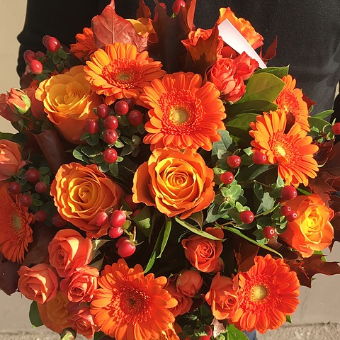 Rudens ziedu pu&scaron;ķis Krā&scaron;ņais rudens - rozes, gerberas un hypericum tuvplānā
