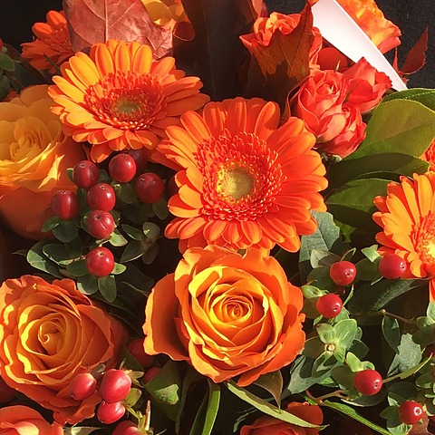 Rudens ziedu pu&scaron;ķis Krā&scaron;ņais rudens - oranža gerbera un roze detaļā