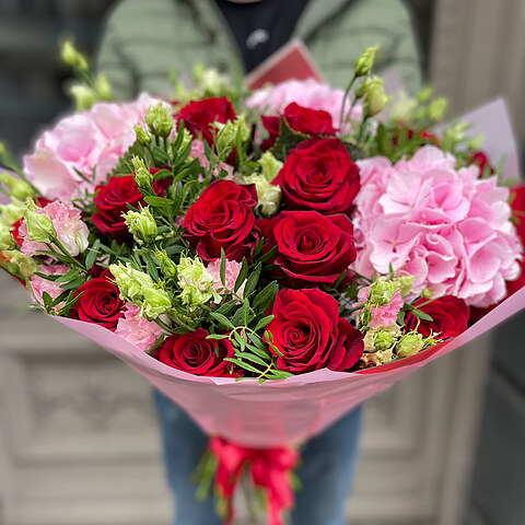 ​Red roses and pink hydrangeas