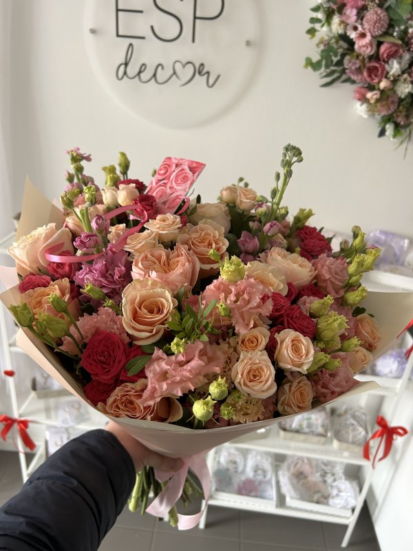 Flower bouquet with delivery in Riga - Rīgas Ziedi