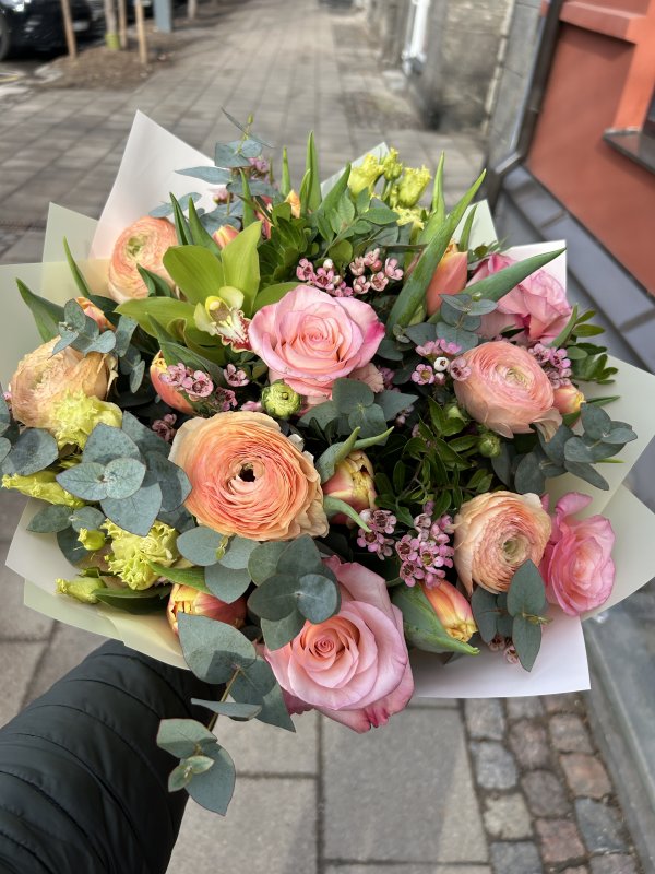 Flower bouquet with delivery in Riga - Rīgas Ziedi